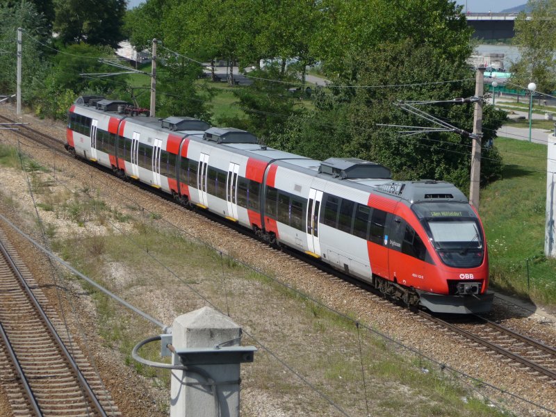 Am 26. August 2008 verlsst die 4024 102-8 die Bahnhaltestelle Handelskai in Richtung Wien Htteldorf auf der Donauuferbahn.
