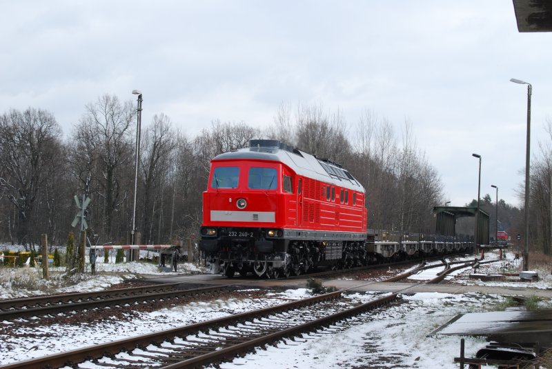 Am 26. Maerz 2008 faehrt die frisch lackierte 232240 durch Uhyst.