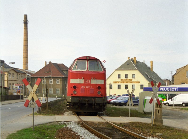 Am 26. Maerz faehrt 219022 durch Ottendorf Okrilla mit einer Regionalbahn aus Koenigsbrueck.