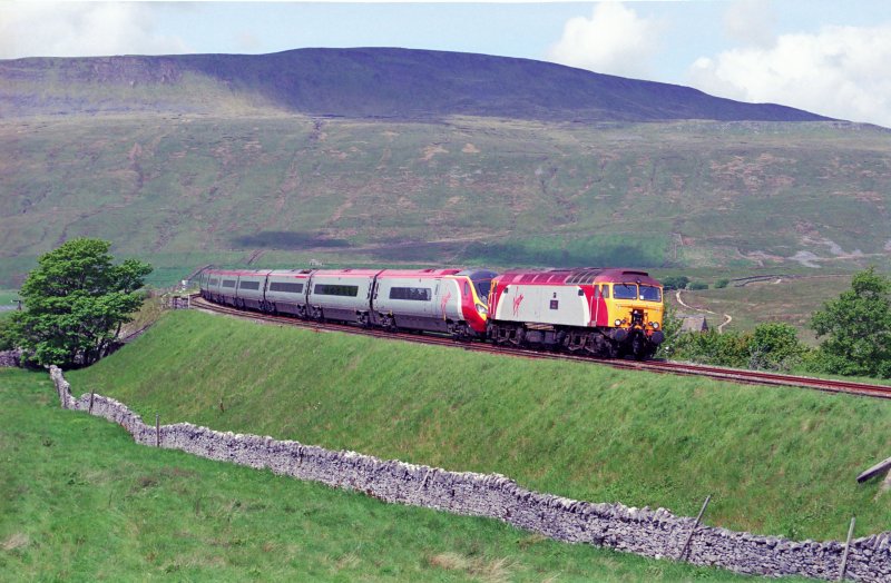 Am 26. Mai 2007 zieht 57311 einen umgeleiteten Glasgow-London Euston Pendolino bei Ribblehead, Nord Yorkshire.