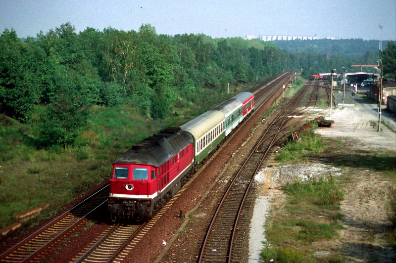 Am 26. September 1998 schiebt 234180 bei Dresden Industriegelaende einen bunten Stadtexpress nach Kamenz aus dem Elbetal.