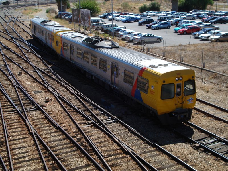 Am 26.02.08 fahren 2 Einheiten der Class 3100 in den Bahnhof von Adelaide, SA ein.