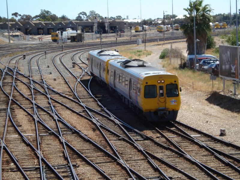 Am 26.02.08 fahren 2 Einheiten der Class 3100 in den Bahnhof von Adelaide, SA ein. Im Hintergrund das Bahnbetriebswerk der Adelaide Metro.