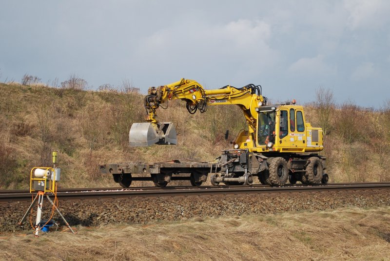 Am 26.02.09 schob ein Zweiwege-Bagger von Wiebe gem�chlich durch das wegen Gleissanierungsarbeiten gesperrte Gleis der KBS 380 zwischen Rohrsen und Nienburg. (Oberleitungen wurden aus dem Bild entfernt)