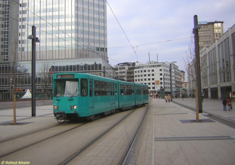 Am 26.02.2006 war die Frankfurter Innenstadt wegen dem Faschingsumzug fast vllig gesperrt. Dadurch konnte die Altstadtstrecke nicht von den Straenbahnen befahren werden. Die Linie 12 fuhr aus Schwanheim kommend nur bis Willy-Brandt-Platz und wendete dort. Die Aufnahme zeigt den Pt-Triebwagen 680 auf dem 6. Zug beim Befahren des Gleiswechsels zur Rckfahrt nach Schwanheim.