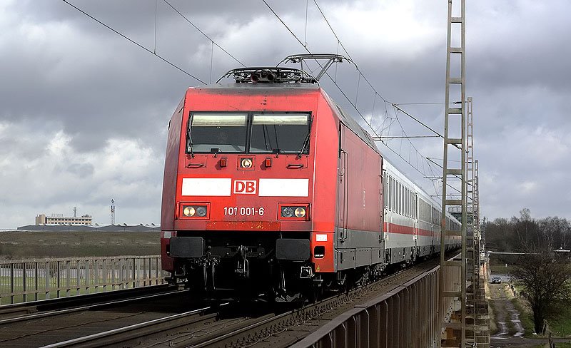 Am 26.03.2008 konnte 101 001-6 mit IC 2115 auf der Weserbrcke in Dreye (bei Bremen) abgelichtet werden.