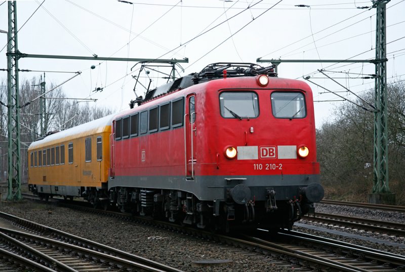 Am 26.03.2009 um 06:45Uhr fuhr die 110 210-2 + Messwagen von Kiel-Meimersdorf Richtung Neumnster.