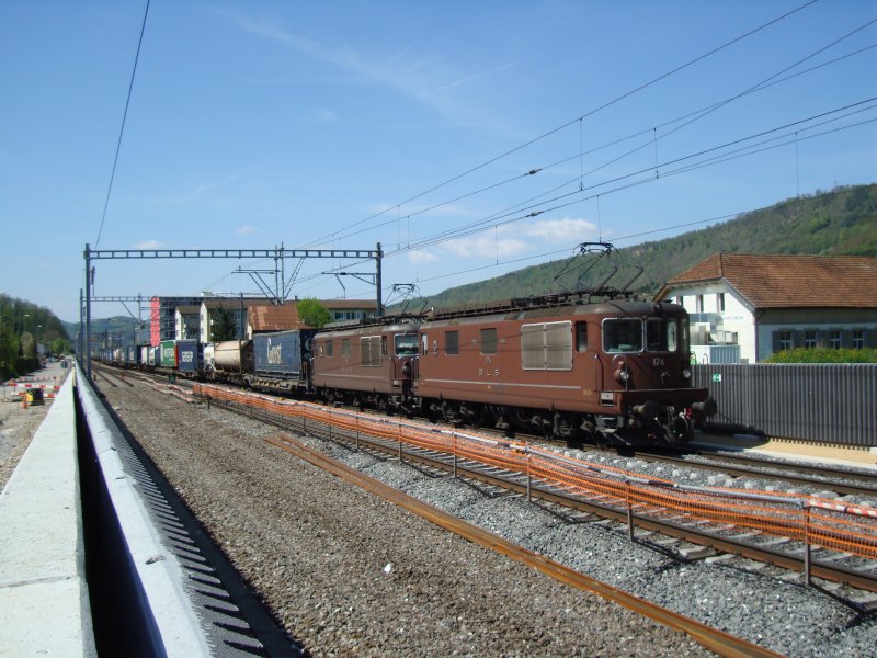 Am 26.04.2008 befrderten zwei Re 4/4 diesen GZ durch die Schweiz, aufgenommen bei Lausen.