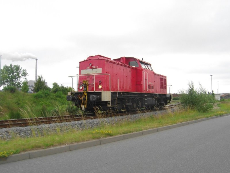Am 26.06.09 fuhr die 298 306-2 durch das Wismarer Industriegebiet.