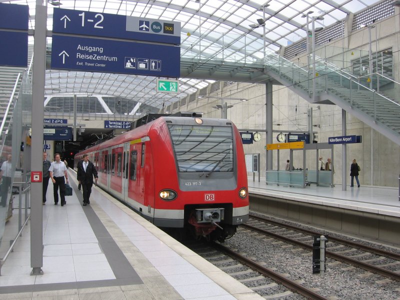 Am 26.06.2007 fhrt 423 197 als S13 nach Troisdorf in den Flughafenbahnhof Kln/Bonn ein.