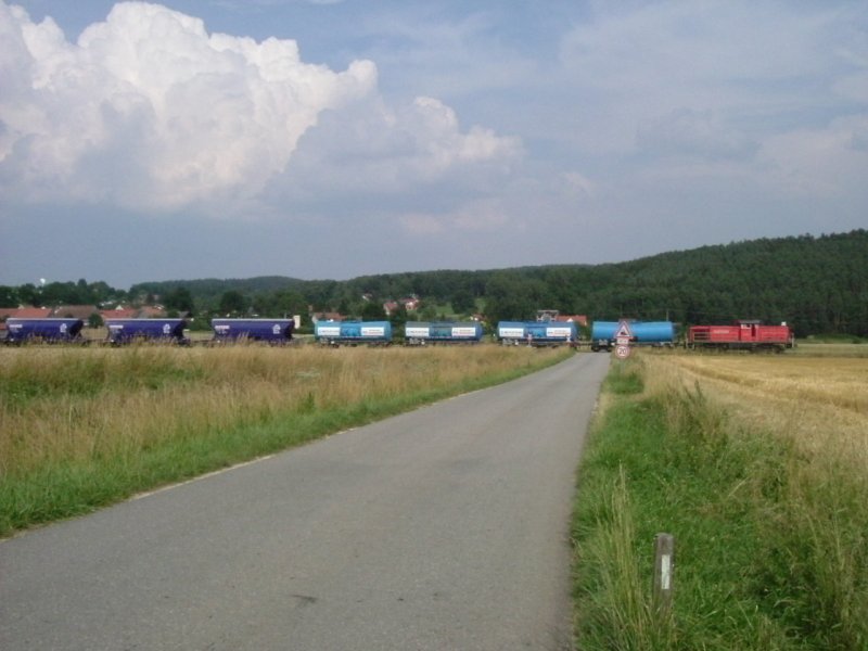 Am 26.07.2006 berquert 294 685 auf der Fahrt nach Amberg den Bahnbergang bei Mimbach. (Strecke Amberg-Schnaittenbach)