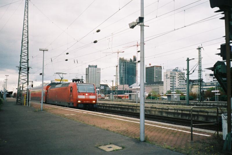 Am 26.09.04 verlsst eine 146 mit ihrem RE den Dortmunder Hbf richtug Dsseldorf.