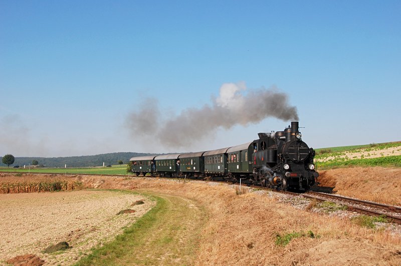 Am 26.09.2009 und am 27.09 2009 ist ab Korneuburg bis Ernstbrunn die 3033 im Auftrag der Erlebnisweltbahn unterwegs. Diese Aufnahme entstand am 26.09.2009 im Gleisbogen nach dem Bahnhof Wrnitz-Hetzmannsdorf Richtung Ernstbrunn.