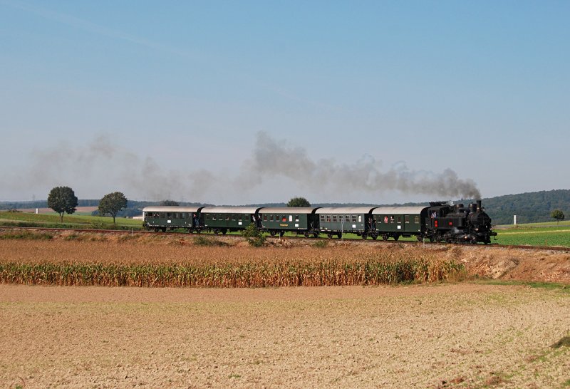 Am 26.09.2009 und am 27.09 2009 ist ab Korneuburg bis Ernstbrunn die 3033 im Auftrag der Erlebnisweltbahn unterwegs. Diese Aufnahme entstand am 26.09.2009 im Gleisbogen nach dem Bahnhof Wrnitz-Hetzmannsdorf Richtung Ernstbrunn.