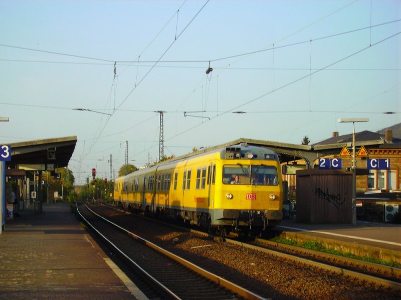 Am 26.10.06 durchfhrt die Messgarnitur 719/720 den Bahnhof Bensheim.