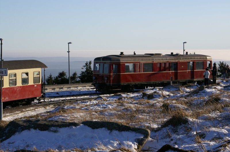 Am 26.12.06 fuhr mir auf dem Brocken noch der Triebwagen 187025 vor die Linse.