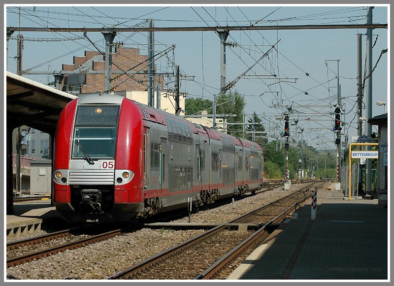 Am 26.7.06 machte ich (in meinem Urlaub) einen kleinen Abstecher zum Bahnhof von Bettembourg. Bettembourg ist die zweite Station sdlich der Hauptstadt Luxemburg. Im Personenverkehr kommen in Luxemburg durchwegs moderne Garnituren zum Einsatz so wie dieser Triebwagen 2205 von Alstom der CFL Serie 2200 von der 12 Garnituren existieren