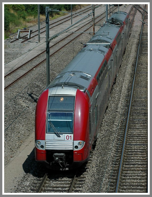 Am 26.7.06 machte ich in meinem Urlaub einen kleinen Abstecher zum Bahnhof von Bettembourg (2. Station sdlich der Hauptstadt Luxemburg) . Im Personenverkehr kommen durchwegs moderne Garnituren zum Einsatz so wie dieser Triebwagen 2201 von Alstom der CFL Serie 2200 von der 12 Garnituren existieren. Die Aufnahme entstand nach dem Gter bzw. Verschubbahnhof Bettembourg.