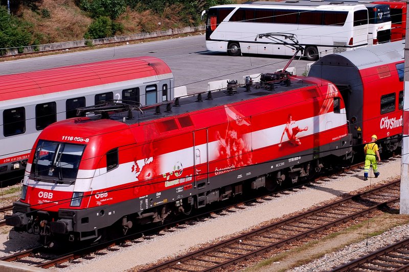 Am 26.8.2008 rollte die sterreich-Lok 1116 005 mit einem Regionalexpress (REX) von Wien West nach St.Valentin unter der Brcke des Wiener Westbahnhofes durch.