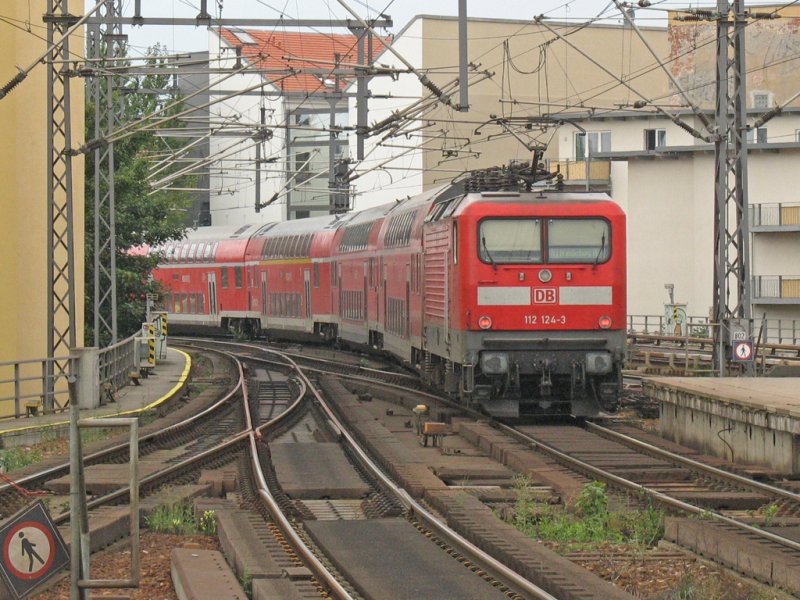 Am 26.August 2008 verlt Lok 112 124 mit einem Regionalexpress Frankfurt(Oder) - Brandenburg den Bahnhof Berlin Friedrichstrae und schlngelt sich durch die vielen Kurven der Stadtbahn.