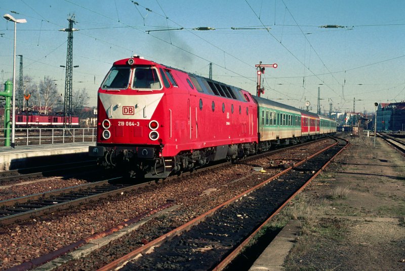 Am 27. Februar 1999 schiebt 219064 RB5007 aus Dresden Neustadt in Richtung Goerlitz.