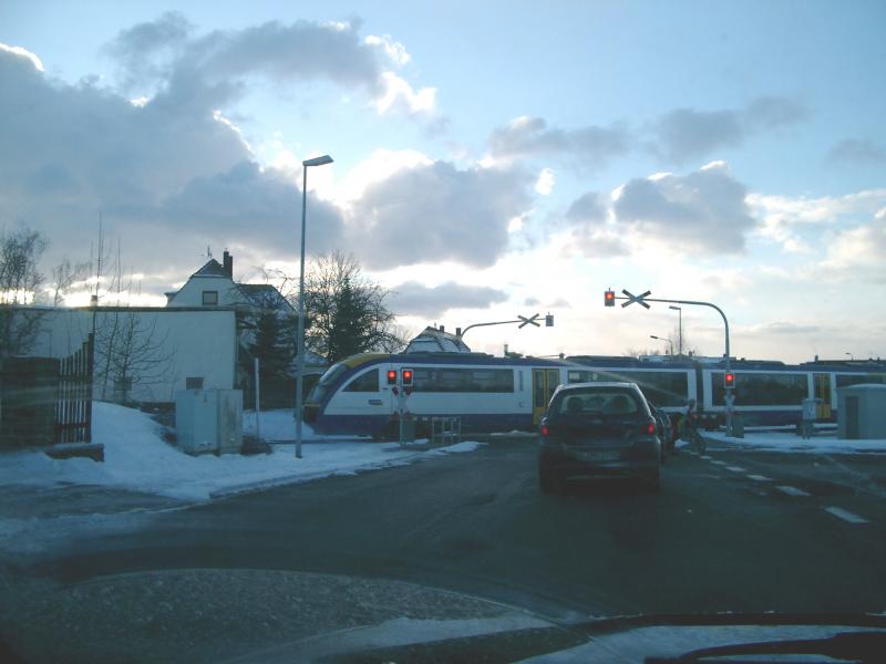 Am 27.02.2005 bei schnem Winterwetter war der Triebwagen der BR 642 der Lausitzbahn / Connex Gruppe zwischen Leipzig Hbf und Geithain unterwegs. Hier ist er bei der Ausfahrt aus dem Bahnhof Bad Lausick zu sehen, zufllig aus dem Auto aufgenommen.