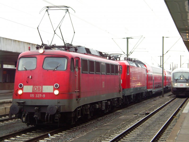 Am 27.02.2009 stand BR 115 327-9 mit dabei hatte sie BR 112 134-2 und einige Doppelstockwagen.