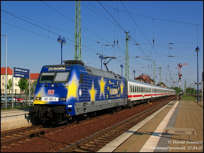 Am 27.04.07 bef�rderte 101 101  Europa  die EC 240/241 Z�ge Hamburg - Krakau - Hamburg (jew. zwischen Hamburg - Cottbus). Am sonnigen Nachmittag erreichte sie hier bei der R�ckleistung den sch�nen Bf L�bbenau/Spreewald.