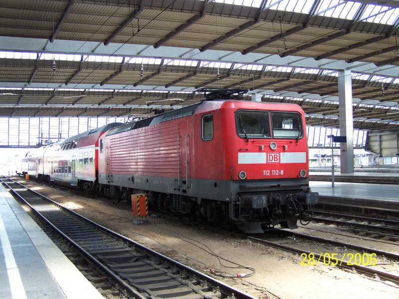 Am 27.05.2006 verkehrte der letzte InterRegio - zwischen Chemnitz Hbf und Berlin Ostbahnhof. Seit dem 28.05. kann man mit umsteigen in Leipzig und ICE-Benutzung oder mit dem RegionalExpress nach Berlin gelangen. Ende 2006 wird Chemnitz schlielich ganz vom Fernverkehr abgehangen, denn dann wird die IC-Linie Dresden - Nrnberg eingestellt. Die Aufnahme von 112 112-8 entstand am 28.05.2006 mit einer Dosto-Garnitur eines RE nach Berlin-Schnefeld.