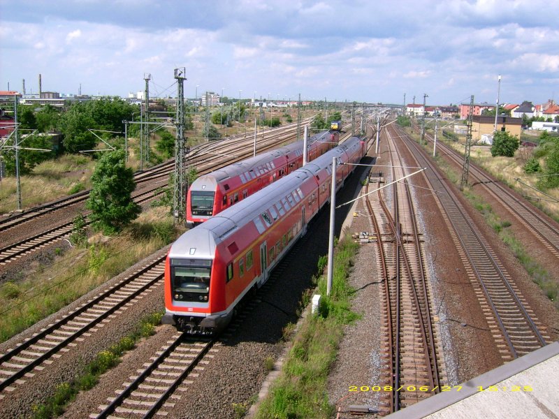 Am 27.06.08 konnte ich im Bahnhof Bitterfeld die lang ersehnte Doppelausfahrt im Bild festhalten. W�hrend die eine ihre RB nach Halle/Saale Hbf schiebt, schiebt die andere ihre RB nach Leipzig Hbf.