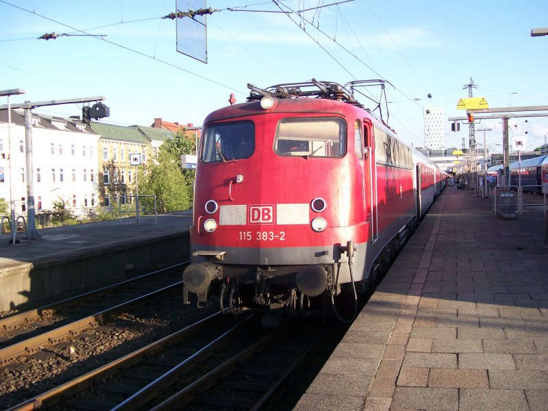 Am 27.06.08 um 20:24 wartet diese 115 383-3 in Hamburg-Altona mit einem Autoreisezug auf die Abfahrt 