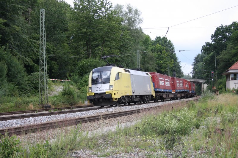 Am 27.06.09 fuhr die ES 64 U2 - 029 mit ihrem Gterzug durch Assling (Oberbay) gen Sden durch.