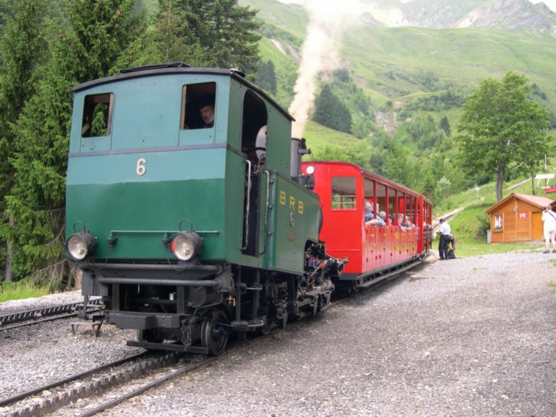 Am 27.06.2005 machte dieser Zug der Brienz-Rothorn-Bahn einen Zwischenstop in Planalp um den Gegenzug abzuwarten. Gleich macht er sich an den restlichen Abstieg nach Brienz. Die Rothornbahn fhrt brigens tglich von April bis Oktober mit Dampf. Bei ungnstigen Witterungen finden die Fahrten allerdings nur zwischen Brienz und Planalp statt. 