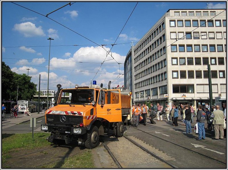 Am 27.06.2008 musste dieser Zweiwege-Unimog der Dsseldorfer Rheinbahn im Feierabendverkehr zum Jan-Wellem-Platz ausrcken, um einer entgleiste Tram zu helfen.