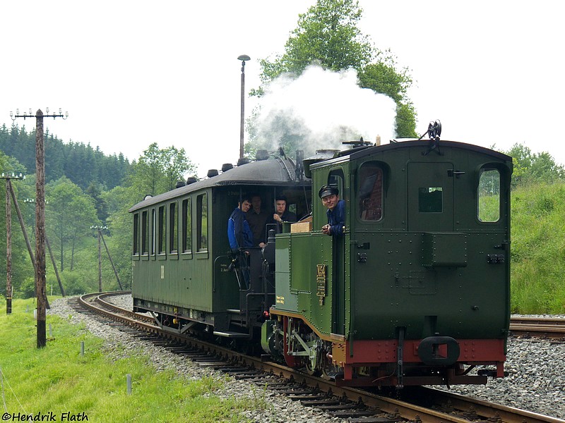 Am 27.06.2009 war es endlich so weit! Die I K Nr.54 absolvierte erste kleinere Testfahrten auerhalb des Gelndes des DLW Meiningen. Hier an der Fahrzeughalle der Prenitztalbahn.