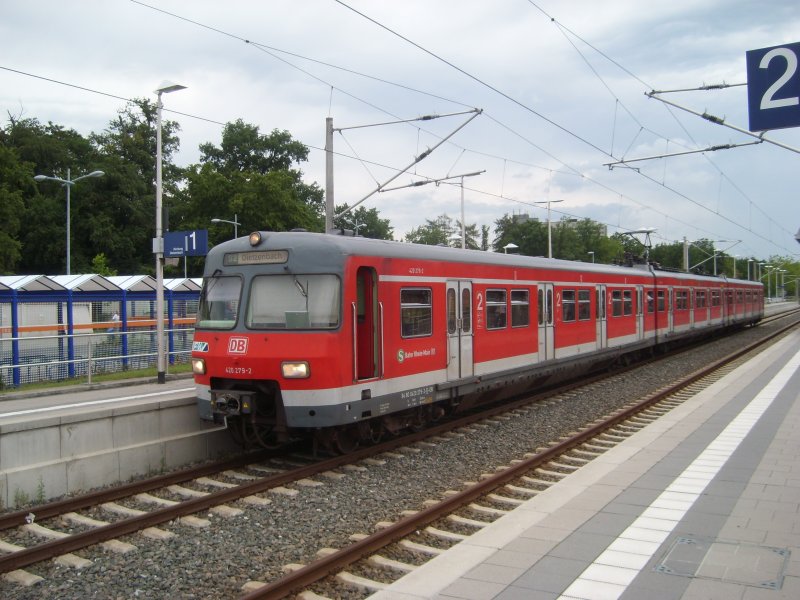 Am 27.07.09 steht der 420er Triebzug in Form von 420 279-2 als Linie S2(Offenbach Hbf-Dietzenbach) in Heusenstamm abfahrbereit.N�chster Halt ist Dietzenbach-Steinberg!!!