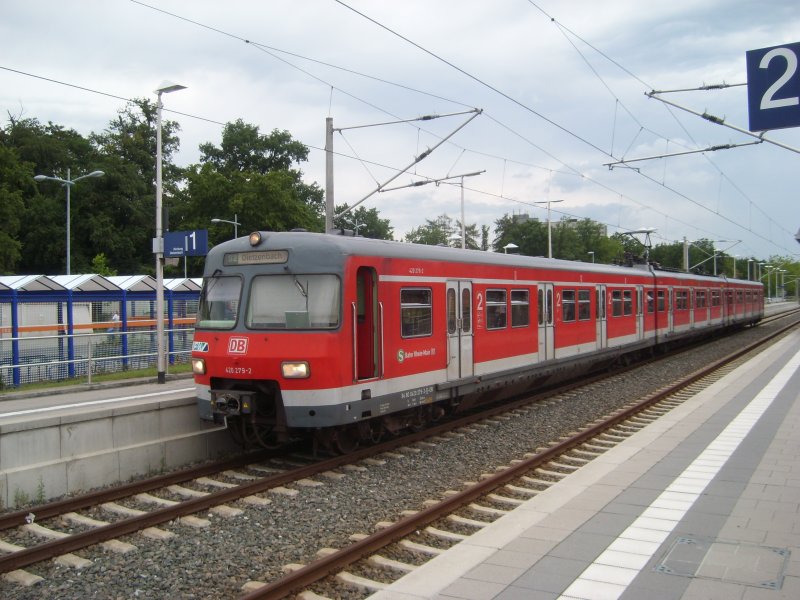 Am 27.07.09 steht der 420er Triebzug in Form von 420 279-2 als Linie S2(Offenbach Hbf-Dietzenbach) in Heusenstamm abfahrbereit.Nchster Halt ist Dietzenbach-Steinberg!!!