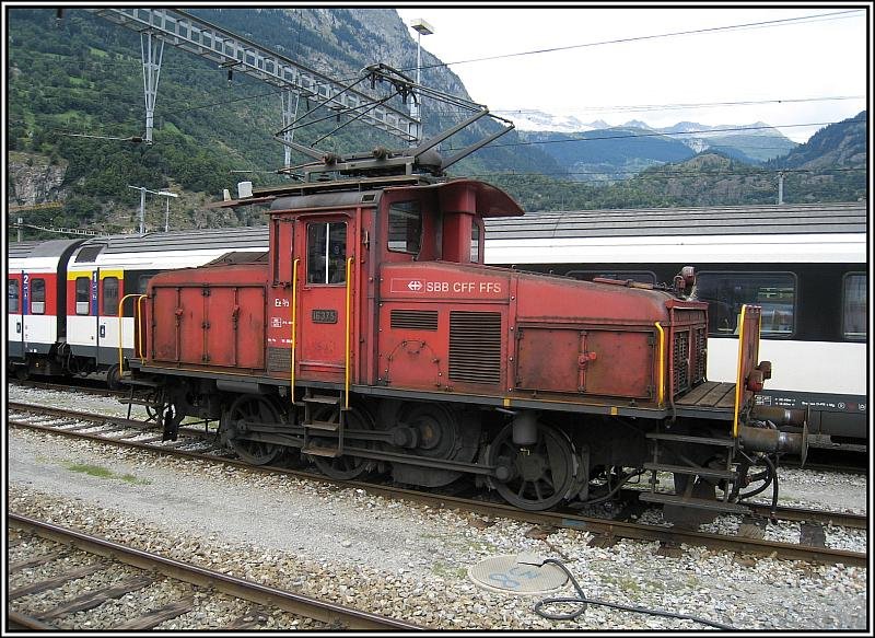 Am 27.07.2008 steht die Ee 3/3 16375 im Bahnhof von Brig. Die Lok sieht ein wenig heruntergekommen aus, ein fr mich eher ungewohnter Anblick im ansonsten so perfekten und sauberen Bahnwesen der Schweiz. 