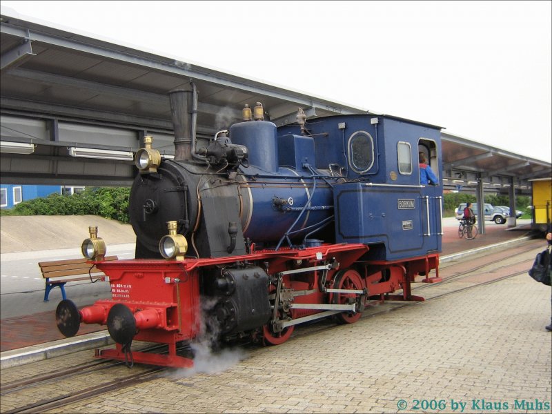 Am 27.08.06 umluft Lok  Borkum  an der Reede Ihren Sonderzug um Kopf fr die Rckfahrt zum Inselbahnhof zu machen. 