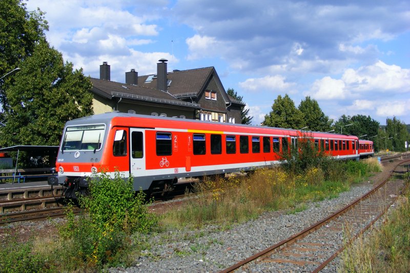 Am 27.08.09 steht der frisch neulackierte 628 439 als RB 25256 nach Weilburg in Gro�en-Buseck abfahrbereit.
