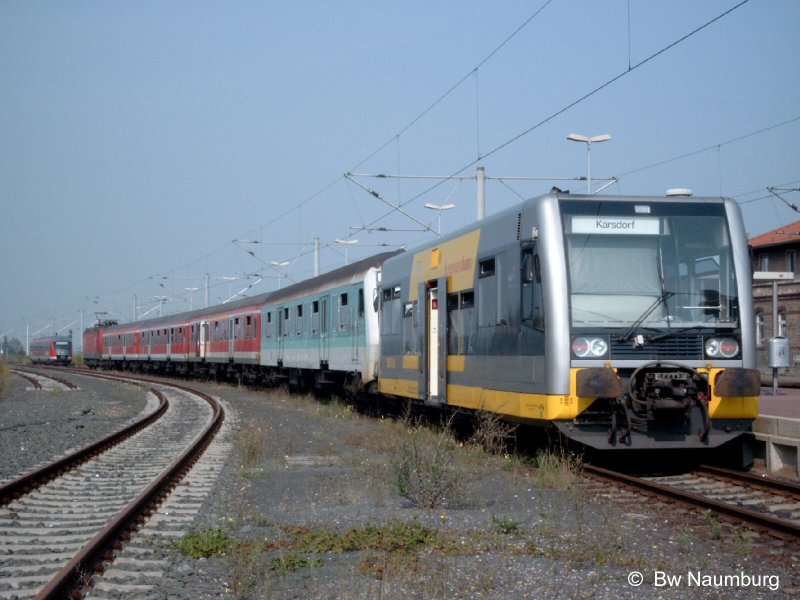 Am 27.08.2002 hat KEG VT 3.10 in Artern die RB nach Erfurt  im Schlepp  und dahinter steht der 642 nach Bretleben bereit.