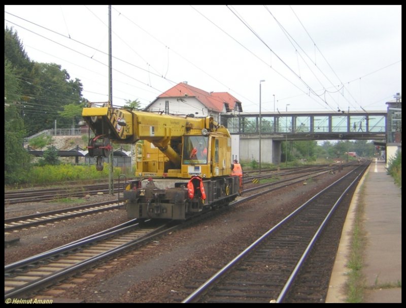 Am 27.08.2006 bewegte sich dieser selbstfahrende Kran durch den Bahnhof Mainz-Bischofsheim, im Hintergrund n�herten sich 612 634, 503 und 551 mit dem RE aus Saarbr�cken nach Frankfurt am Main.  