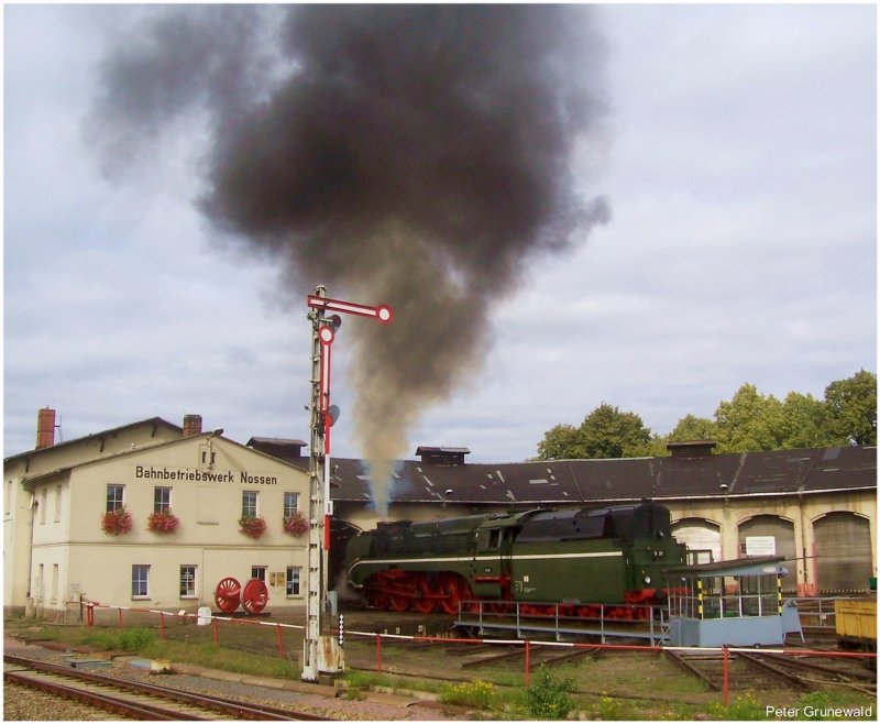 Am 27.08.2007 gelangen mir zufllig einige Schnappschsse vom Bf.Nossen.Die legendre 18 201 (in Nossen untergestellt) kam wohl von  Groer Fahrt  zurck,lie Dampf ab und verschwand nach einiger Zeit im Schuppen.