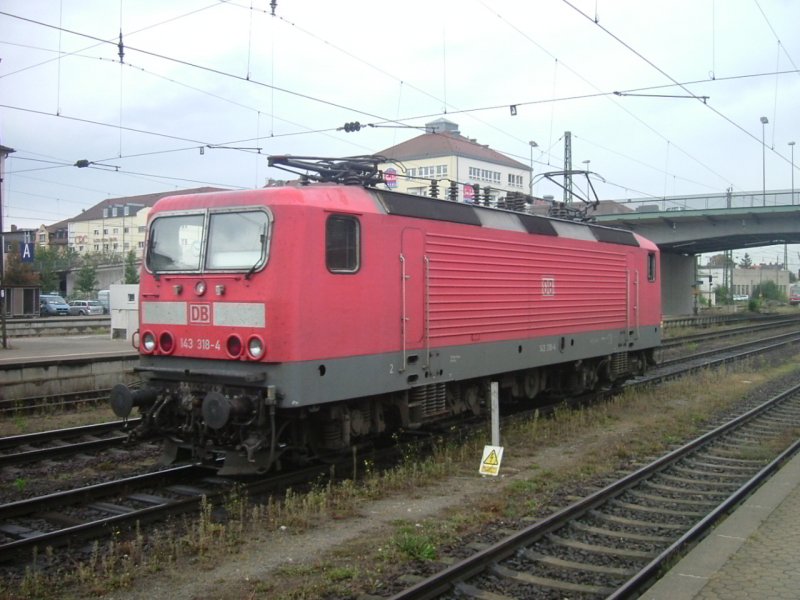 Am 27.09.2005 fhrt 143 318 durch Regensburg.
