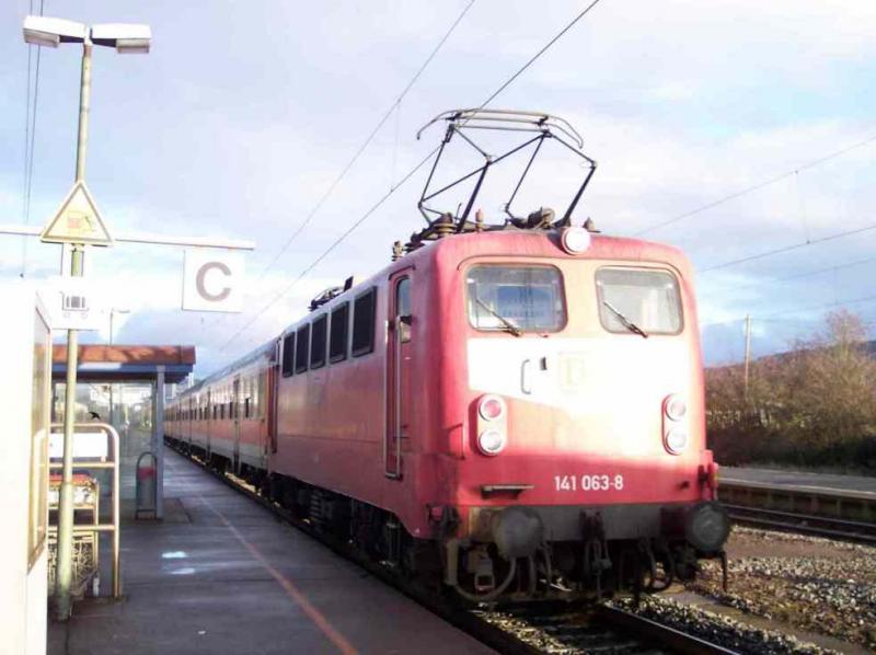 Am 27.12.03 verlsst 141 063-8, eine orientrot lackierte Lok dieser Baureihe, Wittlich Hbf und schiebt ihre RB Richtung Koblenz Hbf.