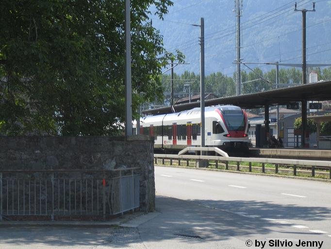 Am 27.7.06 verliess der RABe 523 011 den Bhf. Flelen als S2 nach Erstfeld.