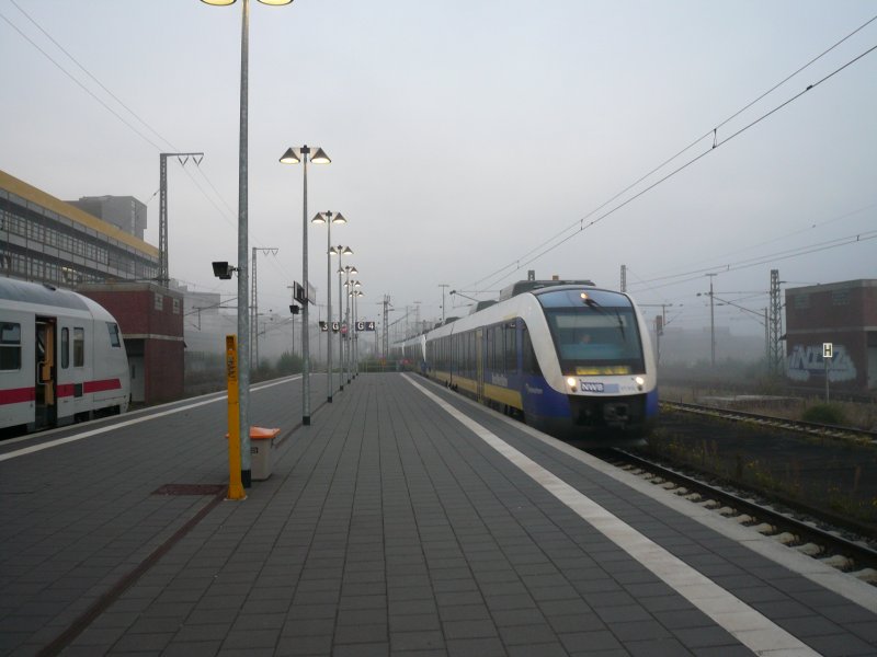 Am 27.9.08 fhrt die Nordwestbahn Wilhelmshaven-Osnabrck im Morgennebel auf Gleis 4 in den Oldenburger Hbf ein. Links sieht man den Intercity nach Leipzig auf Gleis 3.