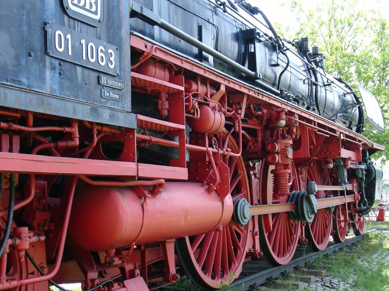 Am 28. April 1977, wurde die Br01 1063  als Denkmal vor dem Hauptbahnhof in Braunschweig aufgestellt und veranschaulicht die faszienierende Technik der Dampfra.
