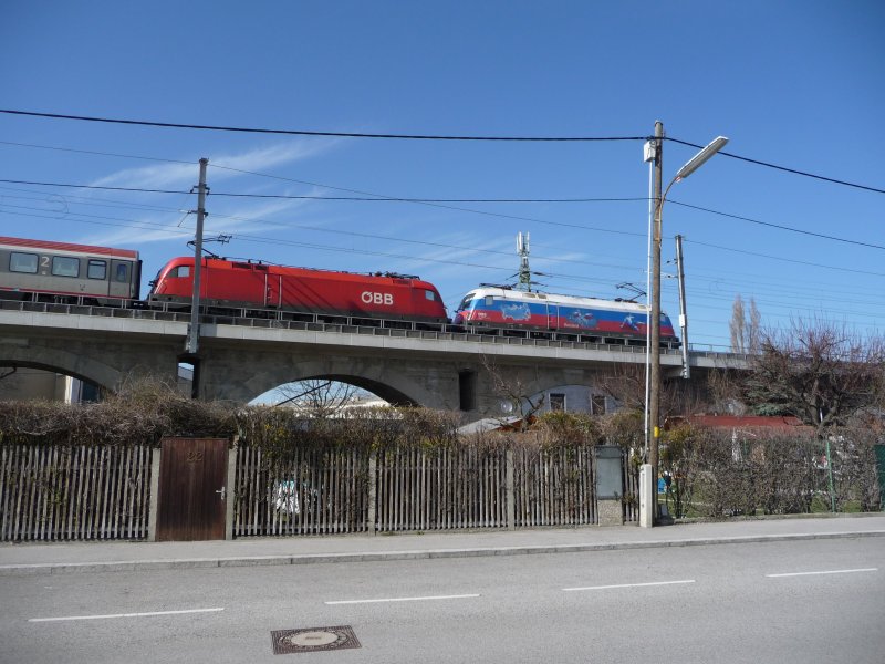 Am 28.03.09 zogen die EM TAURUS Russland und eine normale TAURUS zwei Modularwagen ber die Italienerschleife nahe der Bahnhaltestelle Wien Siemensstrae.