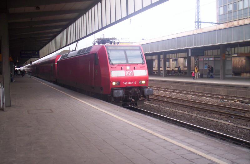 Am 28.03.2005 stand 146 012-0 mit dem RE 1  NRW-Express  am Hacken in Essen Hbf.